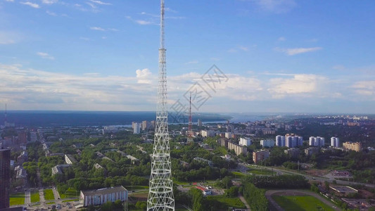 通信塔视图有蓝天山和都市风景背视频城市无线背景图片