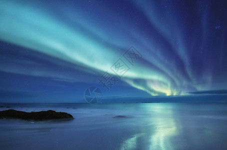 挪威海岸挪威罗弗敦群岛上的北极光海洋上空的绿色北极光与极光的夜空夜间冬季景观与极光和水面上的反射挪设计图片