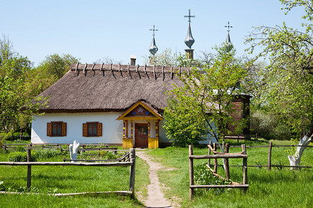 带栅栏的乌克兰传统小屋图片