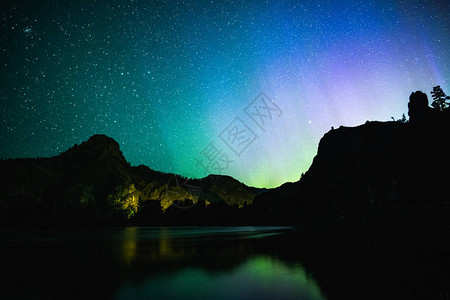 蒙大拿州立大学美国蒙大拿州Cascade的密苏里河上反射北光或AuroraBoreali设计图片