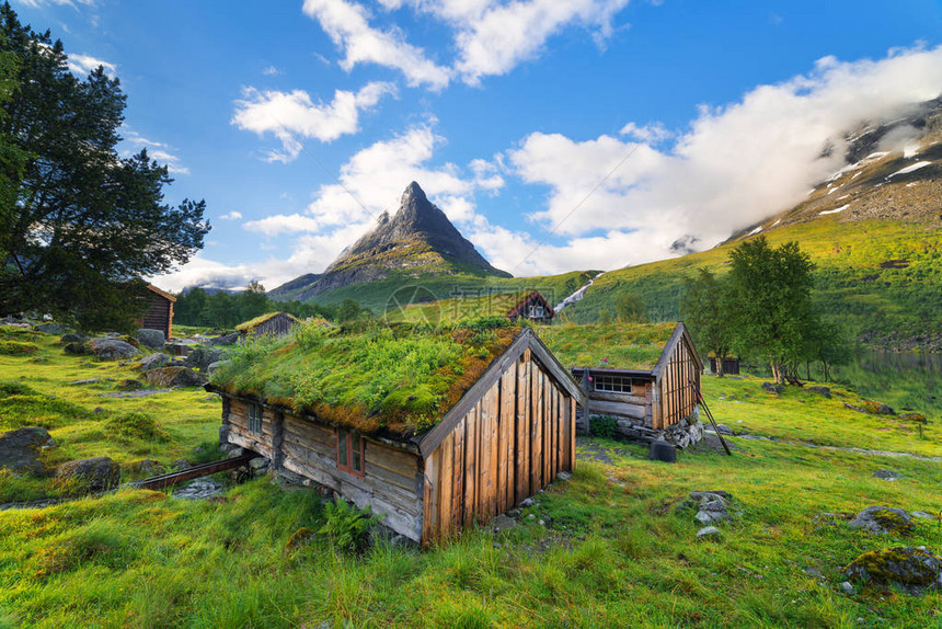 Innerdalen挪威的山谷带有草皮屋顶的传统挪威房屋内达尔斯瓦特纳湖附近图片