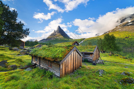 Innerdalen挪威的山谷带有草皮屋顶的传统挪威房屋内达尔斯瓦特纳湖附近背景图片