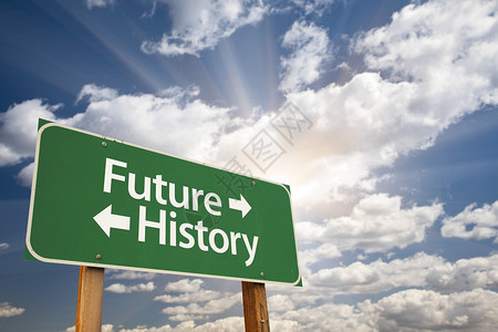 未来和历史绿色路标与图片