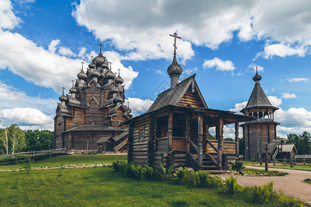 俄罗斯夏季古木教堂图片