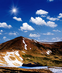 在阳光明媚的春天山地风景山中湖图片