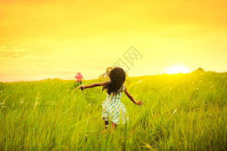 小女孩在的草地上奔跑图片