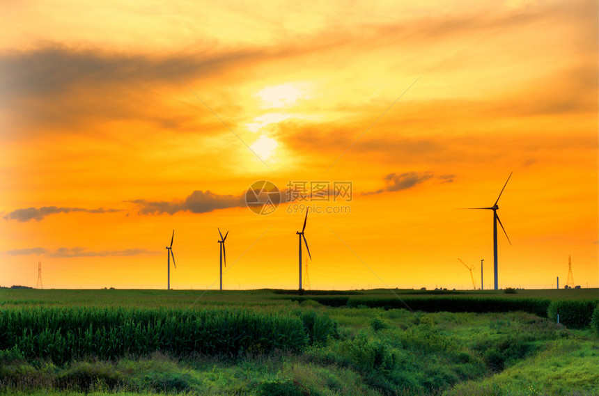 印第安纳州中部日落时新安装的风车HDR图像图片