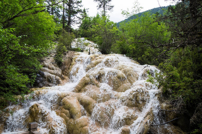 黄龙公园的又一座瀑布在黄图片