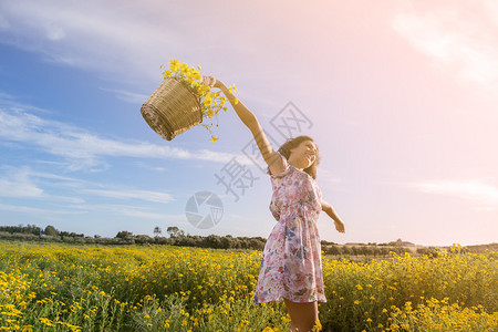 一个快乐的女孩的肖像在一片黄色小背景图片