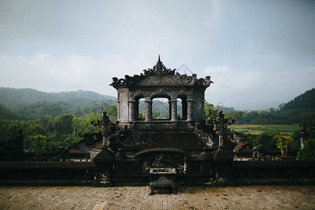 越南休埃绿公园中传统的古代东方建筑图片