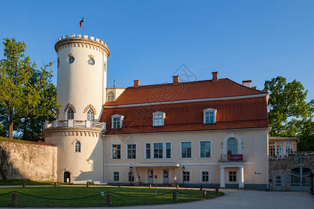 拉脱维亚塞西斯旧城的新白色城堡古老的利沃尼亚城堡废墟的一部分图片