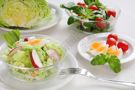低热量的不同美味蔬菜沙拉图片