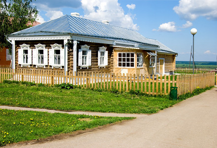 俄罗斯村庄的带栅栏的小房子图片