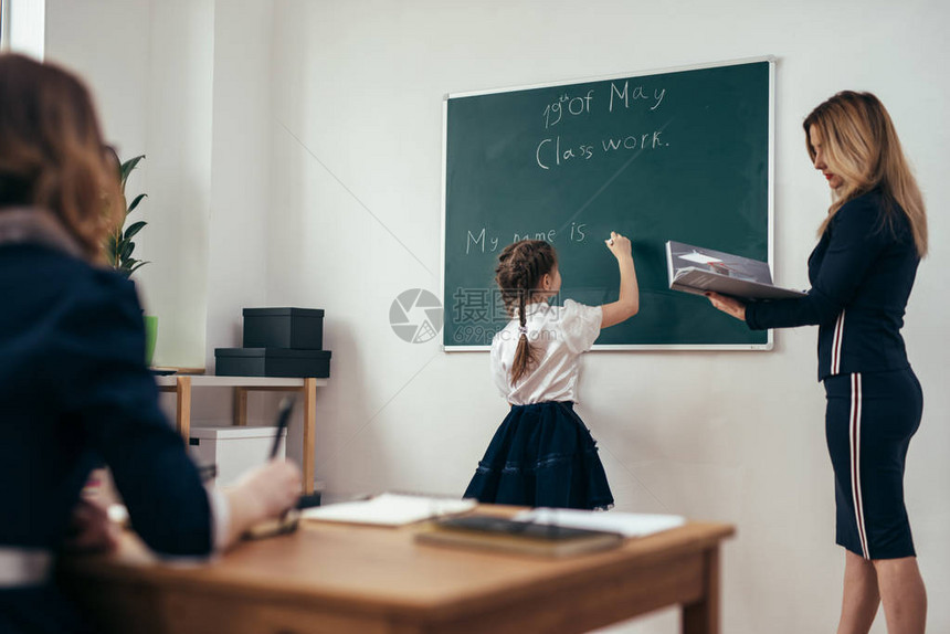 学校课老师和学生在黑板上写字图片