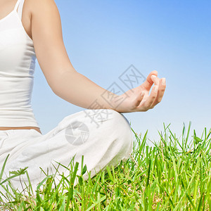 在瑜伽冥想中紧女手图片