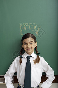 在学校教室的小女孩在黑板图片