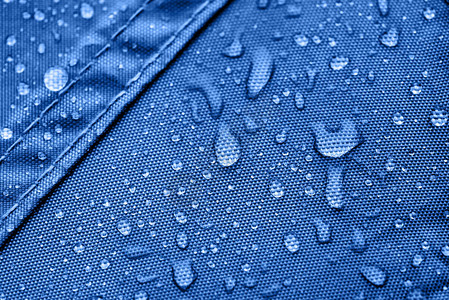 深蓝色防雨帐篷床单带晨雨滴图片