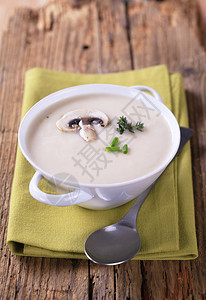 碗里的蘑菇汤奶油图片