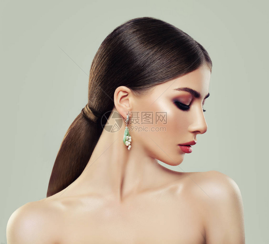 时装模特女化妆品健康头发和带珠和绿图片