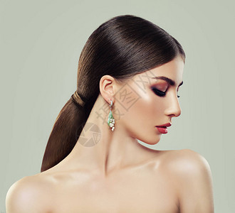 时装模特女化妆品健康头发和带珠和绿图片