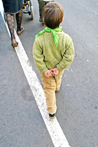 双手背在身后走路的孩子图片