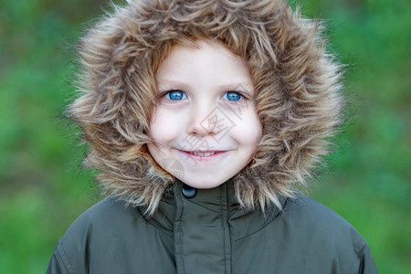 快乐的小孩在户外穿着外套的肖像图片