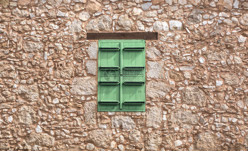 绿色百叶窗和垃圾墙背景图片