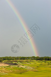 高尔夫球场上的彩虹圣安德鲁斯法背景图片