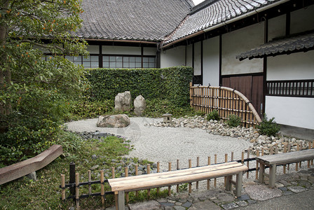 日本京都的日本传统石头花园图片