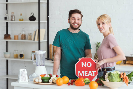 几个素食主义者在举着不吃肉的牌子高清图片