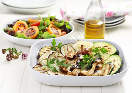烤蔬菜蘑菇和罗望子沙拉图片