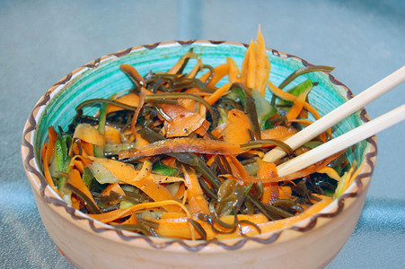 加胡萝卜和黄瓜的海鲜面沙拉图片
