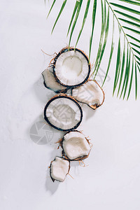 白色上方自然健康椰子和绿图片