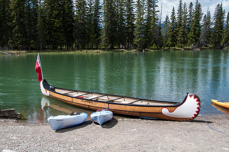 加拿大班夫的Bow河上的独木舟等着图片