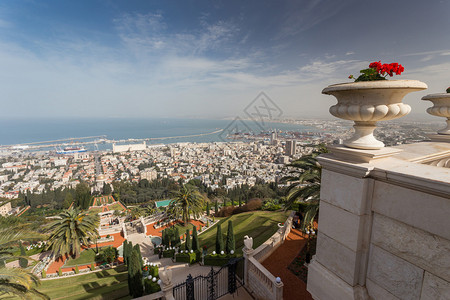 以色列海法卡梅尔山斜坡上的巴哈教花园和庙宇图片