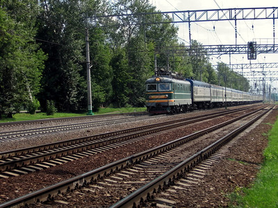 长的绿色火车在铁图片