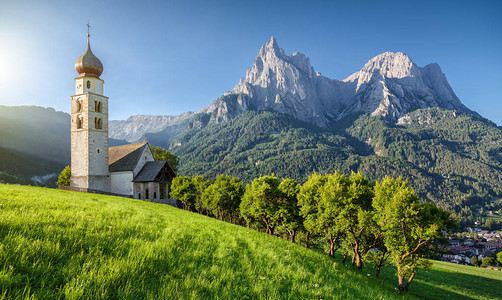 意大利南蒂罗尔SeisamSchlern村阿尔卑斯山高清图片素材