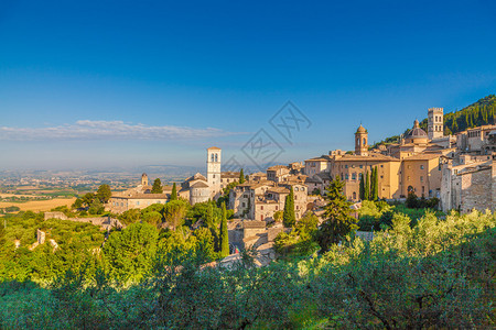 意大利乌姆布里亚Umbria夏季日出时光照亮的美高清图片
