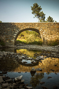 葡萄牙几乎干涸的河流上的古桥图片