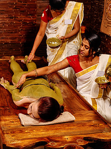 年轻女子身体有Ayurveda温泉按摩图片