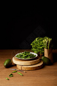 木桌上的成熟绿色蔬菜图片