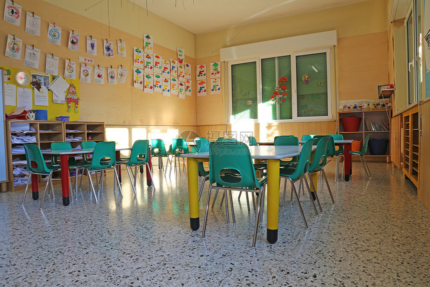 有绿色椅子和小桌子的幼儿园班图片