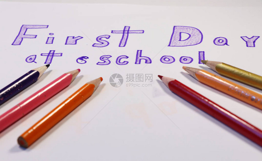 学校第一天用彩色铅笔以白色背景在白种背景上登图片