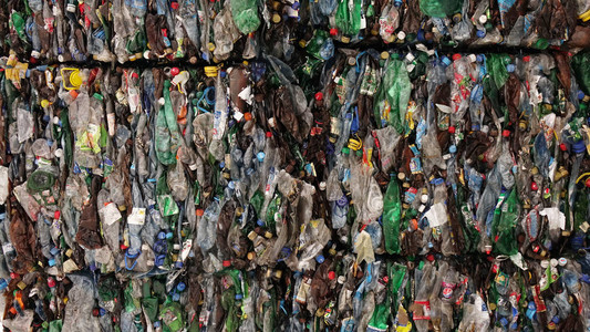 垃圾处理厂的塑料垃圾包处理和储存废物以图片