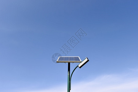 在一个公园中的太阳能街灯图片