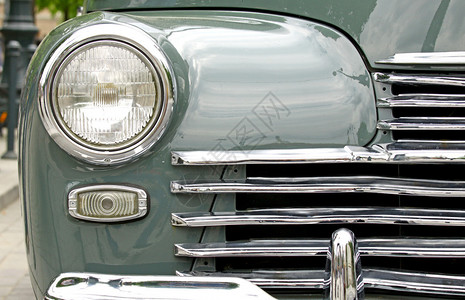 一辆lod老式经典汽车的前灯和镀铬保险杠图片