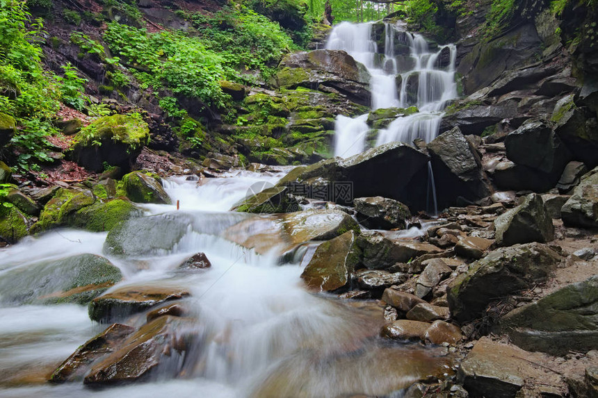 乌克兰喀尔巴阡山脉夏尔派特Zakarpattya的瀑布沙皮特Shy图片