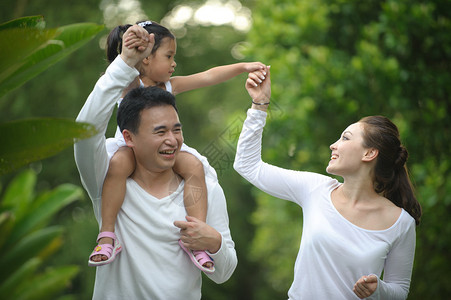 快乐的亚洲家庭在公园里一起享受家庭时光图片