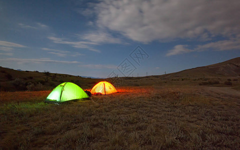 夜空下绿色和红色帐篷自然质搭帐篷旅行图片