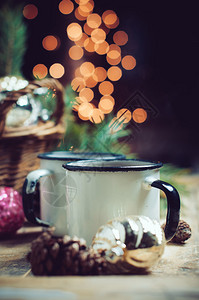 两杯热饮圣诞花园温馨的装饰品这图片